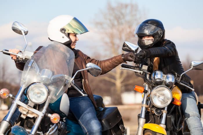 deux motards en train de se checker 